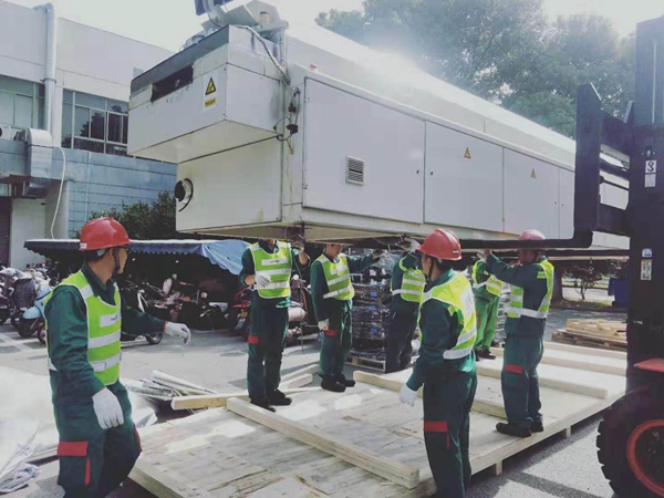 SMT設(shè)備卸車(chē)、拆箱作業(yè)