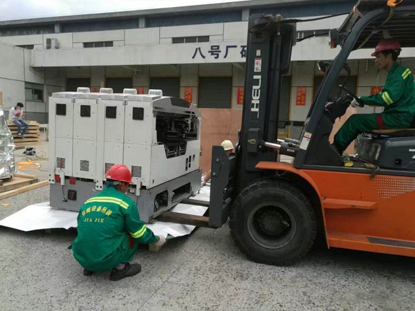 SMT設備卸車、拆箱作業
