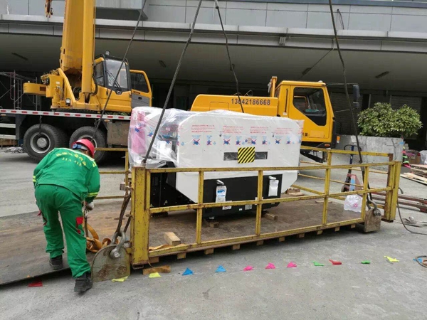 SMT設備卸車、拆箱作業