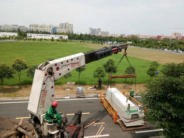SMT設備卸車、拆箱作業