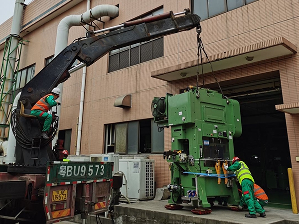 傳統設備卸車、拆箱作業